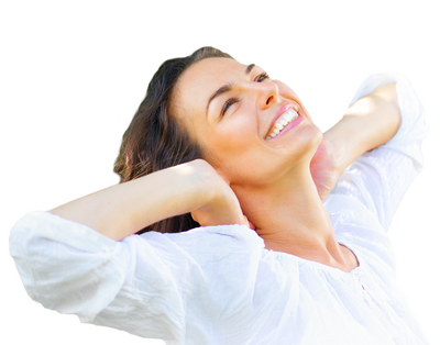 Frau lacht freudestrahlend nach oben mit den Händen im Nacken